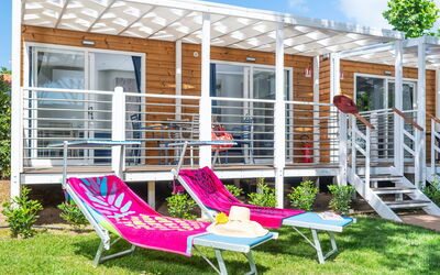 Bungalow Charme 140.12: Gebouw, Azure, Zwembad, Lucht, Schaduw, Boom, Water, Rechthoek, Stedelijk Ontwerp, Buitenmeubels