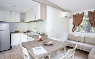 Bungalow Trendy 140.14: Gebouw, Azure, Zwembad, Lucht, Schaduw, Boom, Water, Rechthoek, Stedelijk Ontwerp, Buitenmeubels