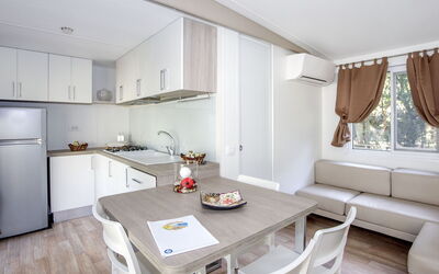 Bungalow Trendy 140.9: Kamer, Meubilair, Eigendom, Wit, Interieur Ontwerp, Countertop, Keuken, Gebouw, Huis, Cabinetry