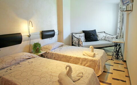 Altea 210: Slaapkamer, Kamer, Meubilair, Bed, Eigendom, Interieur Ontwerp, Laken, Bed Frame, Muur, Bedding