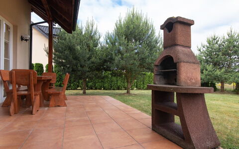 Villa von Valdi: Lucht, Wolk, Fabriek, Boom, Hout, Land Lot, Gras, Schaduw, Gebouw, Stoel