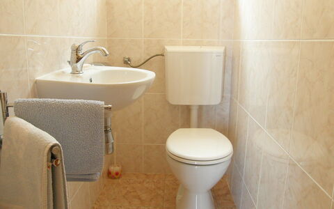 Anderson: Badkamer, Toilet, Wc Bril, Eigendom, Muur, Loodgieterswerkinrichting, Kraan, Tegel, Badkamer Accessoire, Ceramic