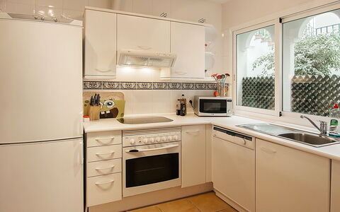 El Presidente: Kamer, Cabinetry, Keuken, Eigendom, Meubilair, Countertop, Major Appliance, Fornuis, Interieur Ontwerp, Gebouw