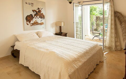 El Presidente: Slaapkamer, Bed, Meubilair, Laken, Bedding, Kamer, Matras, Bed Frame, Eigendom, Interieur Ontwerp
