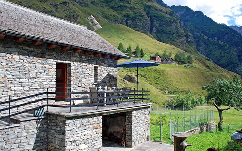 Rustico Dell'Orino: Berg, Eigendom, Fabriek, Gebouw, Lucht, Natuurlijk Landschap, Hoogland, Bloempot, Wolk, Helling