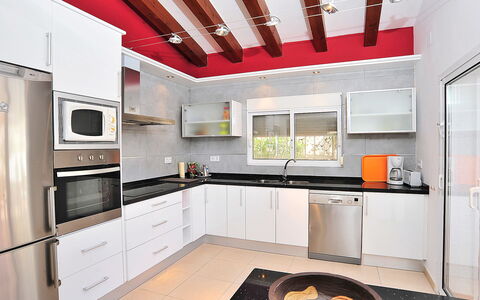 El Olivo: Cabinetry, Countertop, Eigendom, Meubilair, Fornuis, Toestel Van De Keuken, Keuken, Wastafel, Huishoudapparatuur, Hout