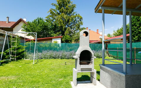 Bercsényi: Lucht, Fabriek, Boom, Land Lot, Schaduw, Gras, Vrije Tijd, Onroerend Goed, Landelijk Gebied, Landschap