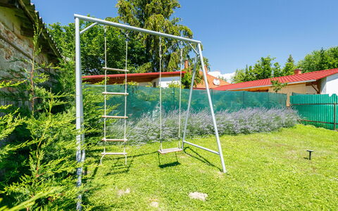 Bercsényi: Lucht, Fabriek, Groen, Boom, Land Lot, Schaduw, Gras, Helling, Openbare Ruimte, Vrije Tijd