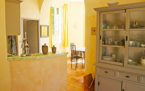 Cavalaire 151: Kamer, Geel, Eigendom, Meubilair, Interieur Ontwerp, Verdieping, Gebouw, Countertop, Cabinetry, Badkamer