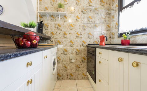 Porto Fino: Cabinetry, Eigendom, Venster, Lade, Hout, Interieur Ontwerp, Verlichting, Countertop, Oranje, Keuken