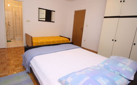 Repak: Slaapkamer, Bed, Meubilair, Kamer, Laken, Matras, Eigendom, Bedding, Bed Frame, Verdieping