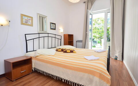 Umag 107: Slaapkamer, Meubilair, Bed, Kamer, Eigendom, Houten Vloer, Interieur Ontwerp, Bed Frame, Verdieping, Laken
