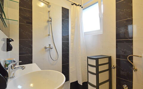 Umag 107: Badkamer, Kamer, Eigendom, Tegel, Interieur Ontwerp, Verdieping, Loodgieterswerkinrichting, Onroerend Goed, Huis, Gebouw
