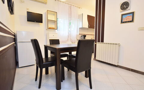 Umag 107: Kamer, Eigendom, Meubilair, Eetkamer, Interieur Ontwerp, Verdieping, Gebouw, Huis, Tafel, Onroerend Goed