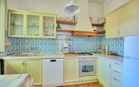 Casale Ambra: Kamer, Eigendom, Cabinetry, Keuken, Countertop, Meubilair, Interieur Ontwerp, Gebouw, Geel, Turkoois