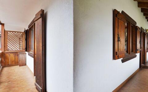 Villaggio Ladino: Hout, Gebouw, Interieur Ontwerp, Flooring, Verdieping, Beits, Hardwood, Hal, Laminaatvloer