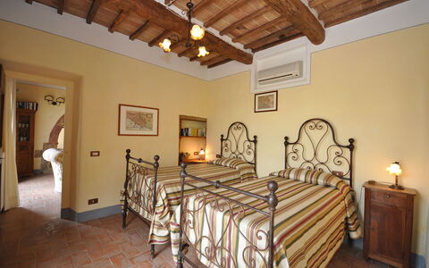 Villa Gaeta: Kamer, Slaapkamer, Eigendom, Bed, Meubilair, Gebouw, Plafond, Bed Frame, Laken, Interieur Ontwerp
