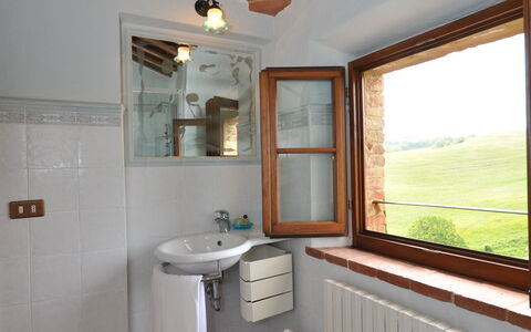 Villa Gaeta: Kamer, Eigendom, Gebouw, Meubilair, Verdieping, Wastafel, Badkamer, Huis, Hardwood, Plafond