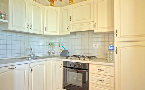Villa Roberto: Cabinetry, Countertop, Kamer, Eigendom, Keuken, Meubilair, Tegel, Interieur Ontwerp, Verlichting, Huis