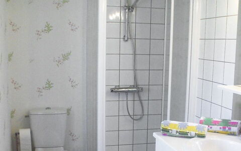 O'Petit Bonheur: Badkamer, Kamer, Eigendom, Tegel, Muur, Gordijn, Interieur Ontwerp, Badkamer Accessoire, Loodgieterswerkinrichting, Materiële Goederen