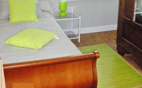 O'Petit Bonheur: Meubilair, Kamer, Eigendom, Bed, Bed Frame, Slaapkamer, Verdieping, Matras, Interieur Ontwerp, Laken