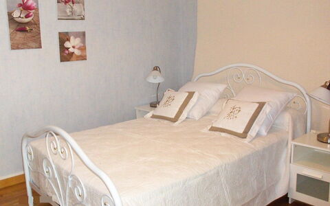 O'Petit Bonheur: Slaapkamer, Bed, Meubilair, Laken, Kamer, Eigendom, Bedding, Bed Frame, Muur, Matras
