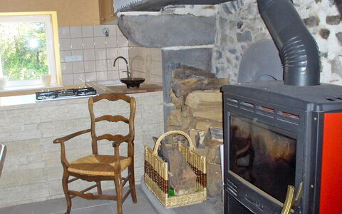 O'Petit Bonheur: Haard, Houtkachel, Fireplace, Kamer, Fornuis, Warmte, Steenoven, Major Appliance, Huishoudapparatuur, Meubilair