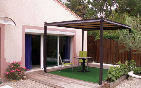 Haider: Eigendom, Gebouw, Huis, Dak, Schaduw, Pergola, Backyard, Veranda, Patio, Paviljoen