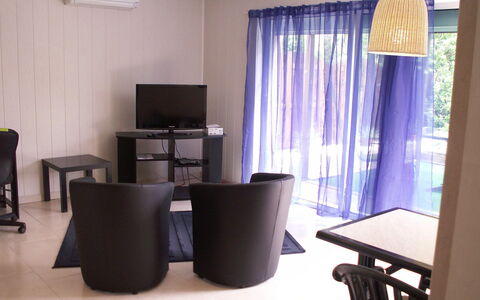 Haider: Kamer, Eigendom, Meubilair, Interieur Ontwerp, Gordijn, Verdieping, Tafel, Gebouw, Textiel, Venster Behandeling
