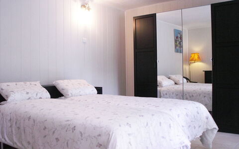 Haider: Slaapkamer, Meubilair, Bed, Kamer, Laken, Eigendom, Bed Frame, Matras, Bedding, Interieur Ontwerp