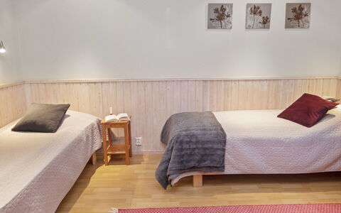 Suopursu: Hout, Flooring, Slaapkamer, Verdieping, Interieur Ontwerp, Bed, Laken, Meubilair, Bedding, Kamer