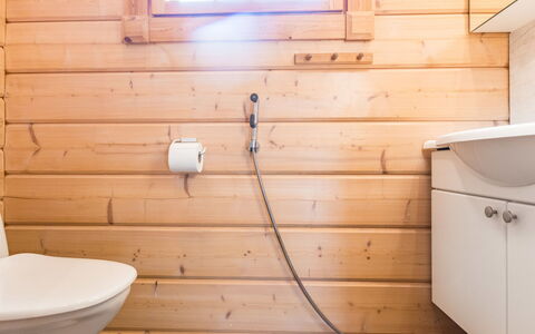 Mäntyrinne: Hout, Flooring, Loodgieterswerkinrichting, Verdieping, Badkamer, Toilet, Wc Bril, Loodgieter, Beits, Hardwood