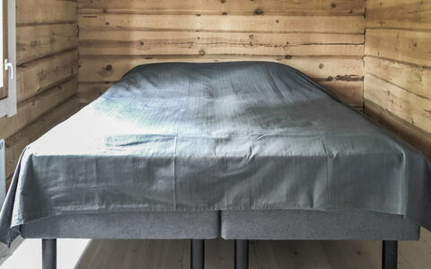 Pajalan Hirsitupa: Hout, Slaapkamer, Flooring, Verdieping, Laken, Bed, Bedding, Interieur Ontwerp, Bed Frame, Plafond