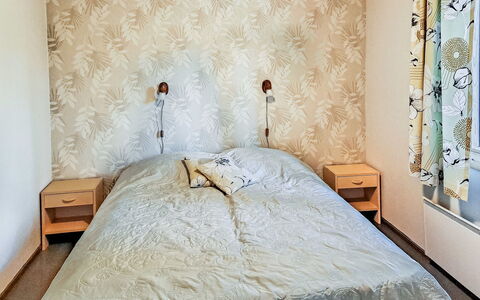 Pajalan Piilopirtti: Bed, Slaapkamer, Muur, Interieur Ontwerp, Bedding, Laken, Verdieping, Flooring, Meubilair, Hout