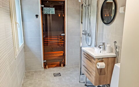 Pajalan Piilopirtti: Flooring, Hout, Verdieping, Interieur Ontwerp, Loodgieterswerkinrichting, Loodgieter, Kraan, Kamer, Wastafel, Badkamer