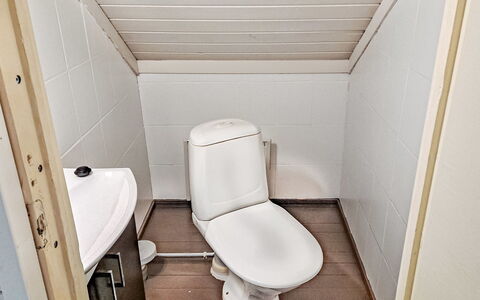 Pajalan Piilopirtti: Wc Bril, Toilet, Loodgieterswerkinrichting, Flooring, Badkamer, Verdieping, Loodgieter, Wastafel, Kraan