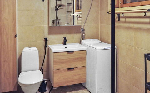 Piilola Nr 2: Loodgieterswerkinrichting, Flooring, Verdieping, Interieur Ontwerp, Badkamerkast, Loodgieter, Badkamer, Toilet, Wastafel, Cabinetry