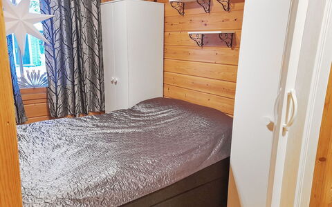 Piilola Nr 1: Verdieping, Flooring, Hout, Slaapkamer, Kamer, Interieur Ontwerp, Beits, Bed, Meubilair, Laken