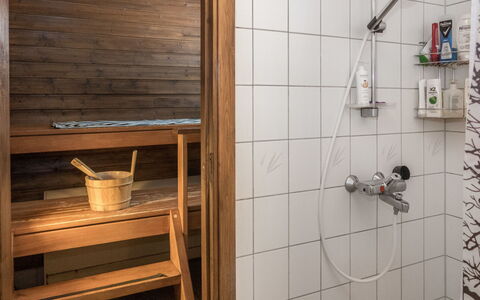 Piilola Nr 1: Flooring, Hout, Loodgieterswerkinrichting, Interieur Ontwerp, Verdieping, Loodgieter, Badkamer, Tegel, Kamer, Kraan
