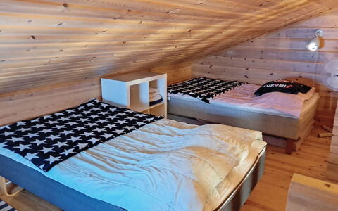 Piilola Nr 1: Slaapkamer, Bed, Verdieping, Flooring, Meubilair, Hout, Interieur Ontwerp, Laken, Bedding, Plafond