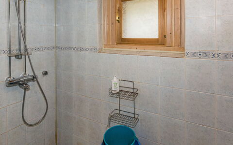 Koivuranta: Flooring, Loodgieterswerkinrichting, Verdieping, Badkamer, Interieur Ontwerp, Loodgieter, Tegel, Kamer, Douchekop, Kraan