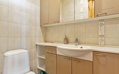 Korpilahti: Wastafel In De Badkamer, Badkamer, Loodgieterswerkinrichting, Wastafel, Flooring, Interieur Ontwerp, Badkamerkast, Verdieping, Kraan, Loodgieter