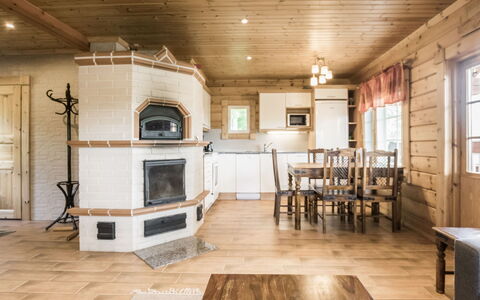 Liisakallela: Gras, Huis, Verblijf, Land Lot, Huis, Landgoed, Gazon, Siding, Boerderij, Veranda