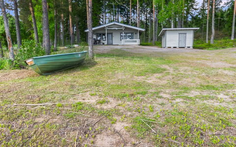 Auvola: Gras, Huis, Verblijf, Land Lot, Huis, Landgoed, Gazon, Siding, Boerderij, Veranda