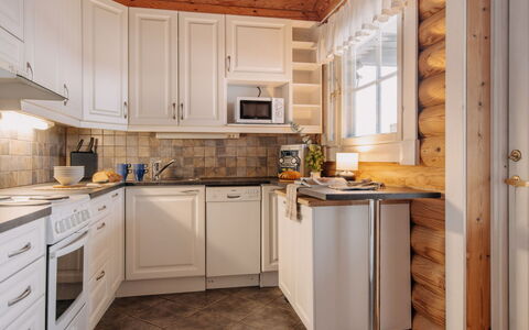 Iltarusko: Keuken, Toestel Van De Keuken, Hout, Interieur Ontwerp, Countertop, Major Appliance, Flooring, Meubilair, Cabinetry, Kamer