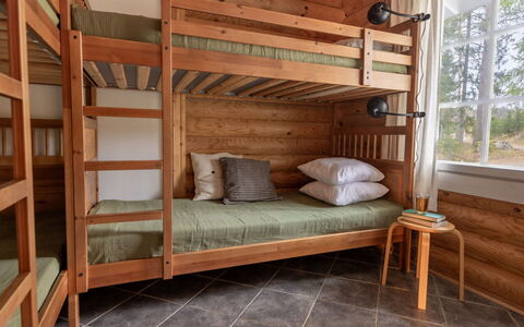 Iltarusko: Stapelbed, Meubilair, Bed, Hout, Slaapkamer, Flooring, Verdieping, Interieur Ontwerp, Plafond, Slaapzaal