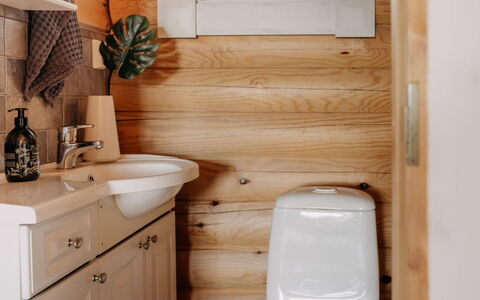 Iltarusko: Wc Bril, Loodgieterswerkinrichting, Badkamer, Hout, Toilet, Interieur Ontwerp, Flooring, Verdieping, Wastafel, Loodgieter
