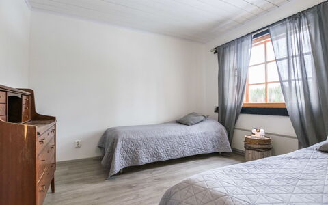 Juurakkopirtti: Flooring, Verdieping, Bed, Slaapkamer, Hout, Interieur Ontwerp, Meubilair, Laken, Plafond, Houten Vloer