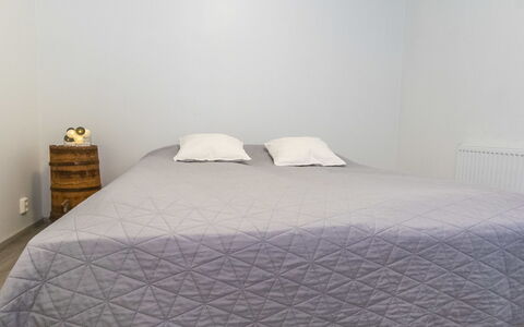 Juurakkopirtti: Slaapkamer, Bedding, Verdieping, Laken, Linens, Flooring, Bed, Textiel, Interieur Ontwerp, Kamer