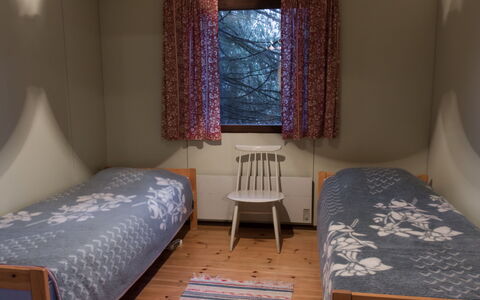Vattomäki: Bed, Slaapkamer, Verdieping, Flooring, Hout, Interieur Ontwerp, Laken, Meubilair, Bedding, Kamer